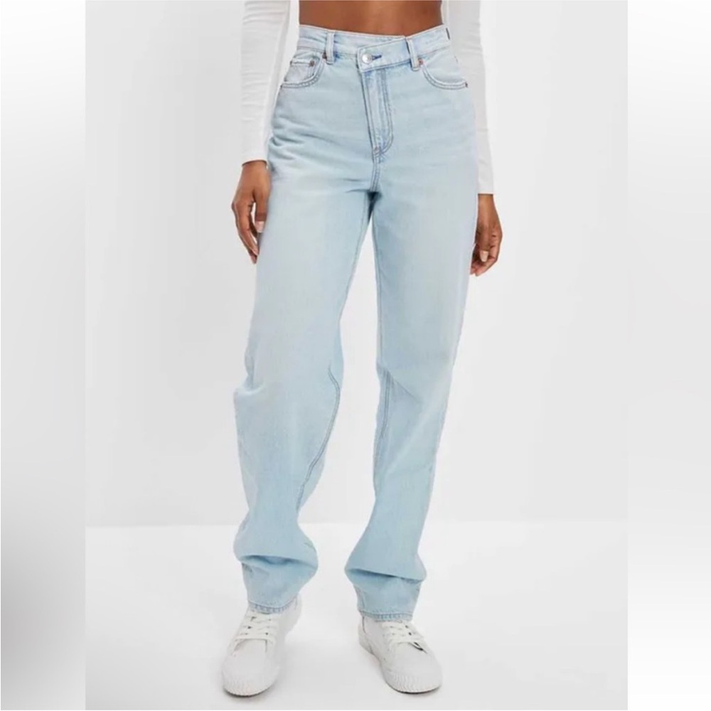 American Eagle Strigid Super High
Waisted Crossover Baggy Straight Jean